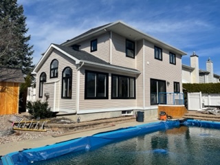 Large sliding windows for a house with an outdoor pool